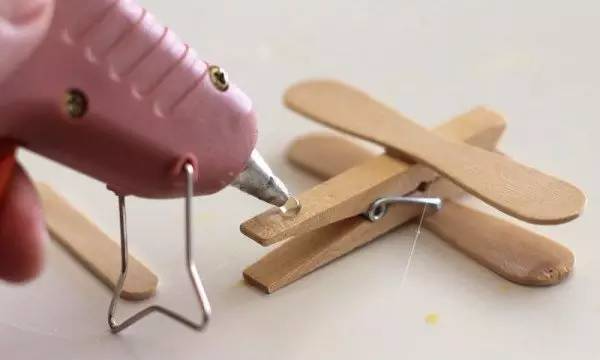 Apply instant glue to the tail