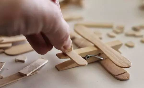 Apply hot glue to the cut part of the popsicle stick round head