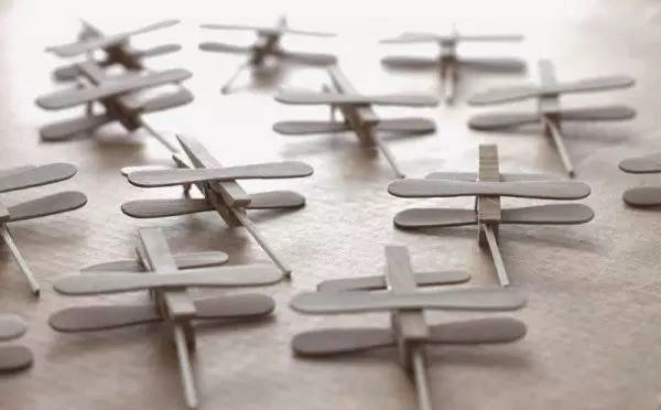 Use a wooden clothespin to clamp a bamboo skewer or disposable chopstick