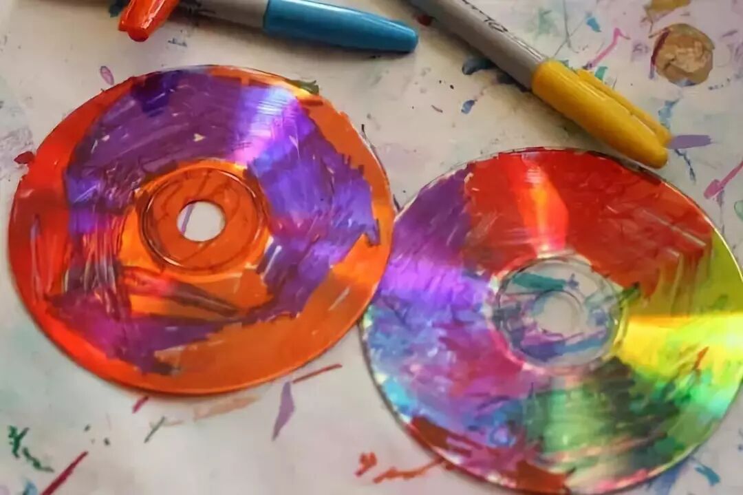 Paint and draw on the CDs
